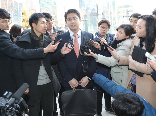 질문에 답하는 홍정석 특검 부대변인       (서울=연합뉴스) 이상학 기자 = 박영수 특별검사팀의 홍정석 부대변인이 청와대의 압수수색 불승인 처분에 불복해 법원에 낸 집행정지(효력정지) 신청 사건의 심리를 위해 15일 오전 서울 양재동 서울행정법원으로 들어서며 취재진의 질문에 답하고 있다.  2017.2.15      leesh@yna.co.kr  (끝)